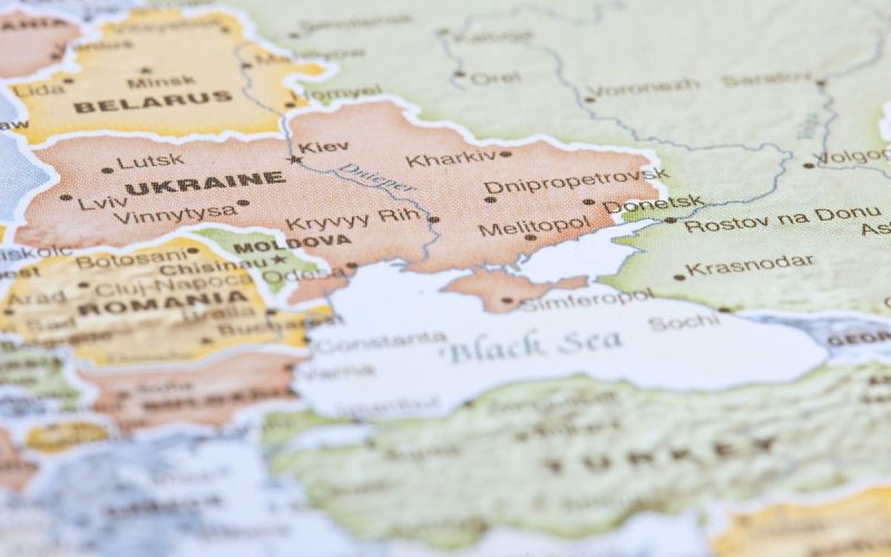 Ucraina, attacchi e fermenti; Medio Oriente, stretta di Huthi e Iran sul petrolio