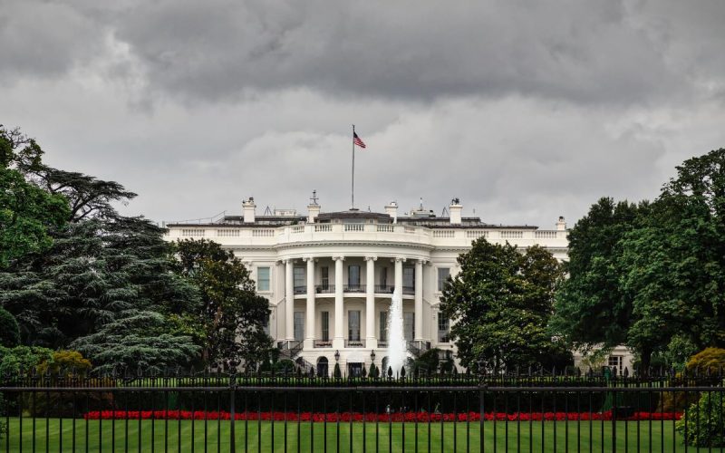 Caso Epstein: convocati i Clinton e Bondi. Finisce lo shutdown, ma il rischio resta