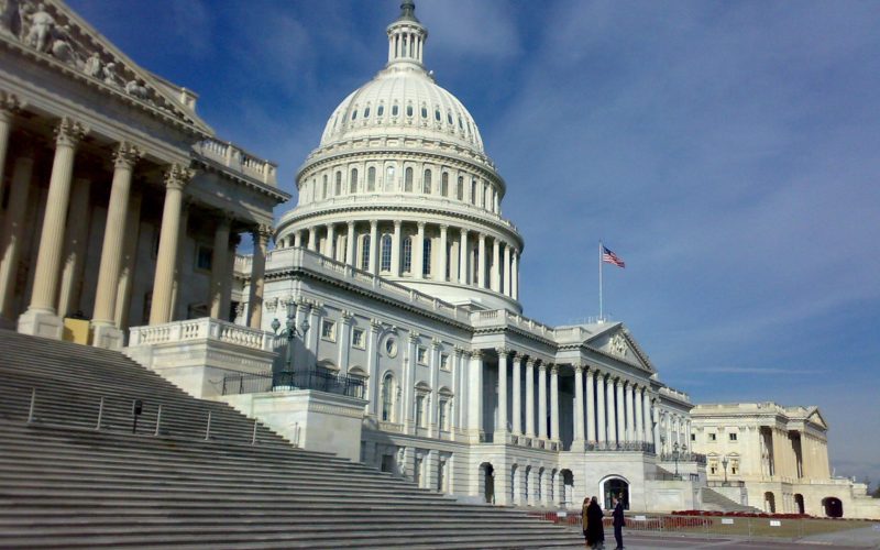 Iran: Trump informa il Congresso, è di nuovo guerra; e annuncia lo Stretto a pagamento