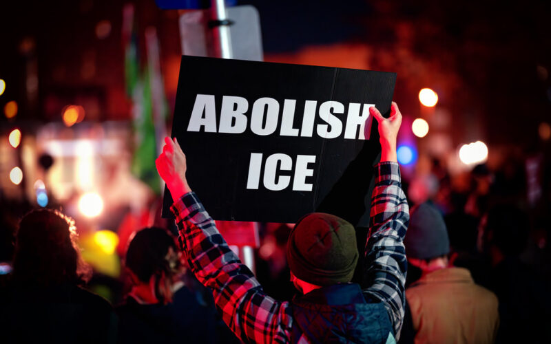 Polizia anti-migranti in ritirata, sviluppi sul caso Epstein e retromarcia sul clima